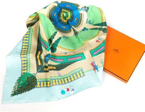 hermes foulard con disegni del vicino oriente|La storia del carré Hermès, e di un club esclusivo .